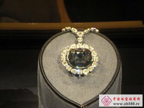 Sapphire brooch