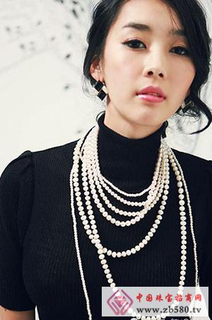 Which age group is suitable for wearing pearl jewelry