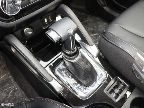 For the transmission system, the Q35 is equipped with a 4-speed automatic transmission and has a low-speed gear.