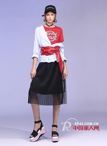 é»‘è‰²çº±è£™é…ä»€ä¹ˆé¢œè‰²è¡£æœ  é»‘è‰²çº±è£™ä¸Šè¡£å¦‚ä½•æ­é…