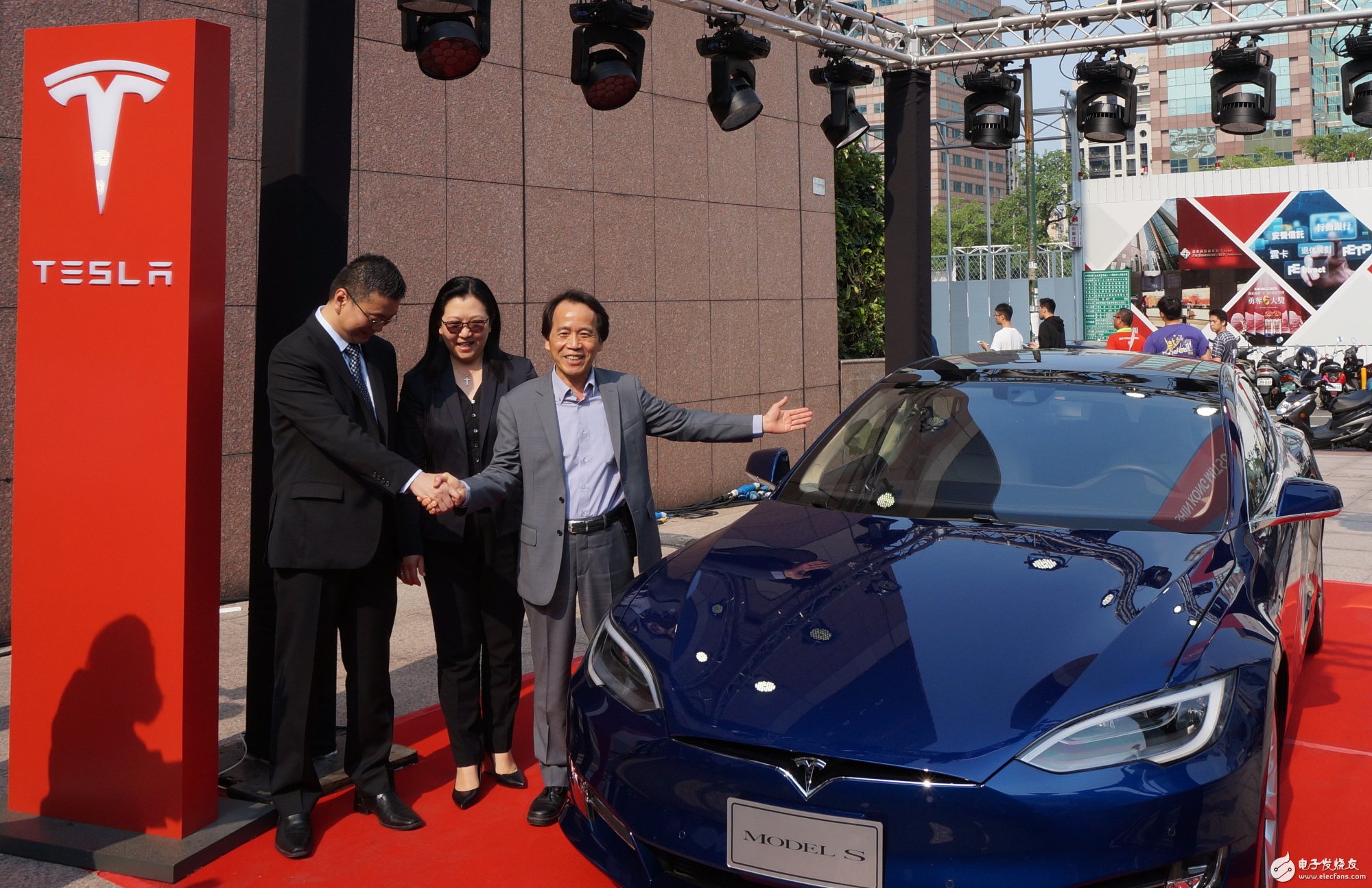 Tesla flagship store opens in Taipei's Xinyi business district, Model S RV will be on the road in Taiwan, China in 2017