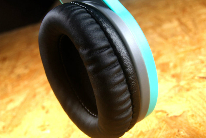 Young taste, taste AKG Y50 headphones