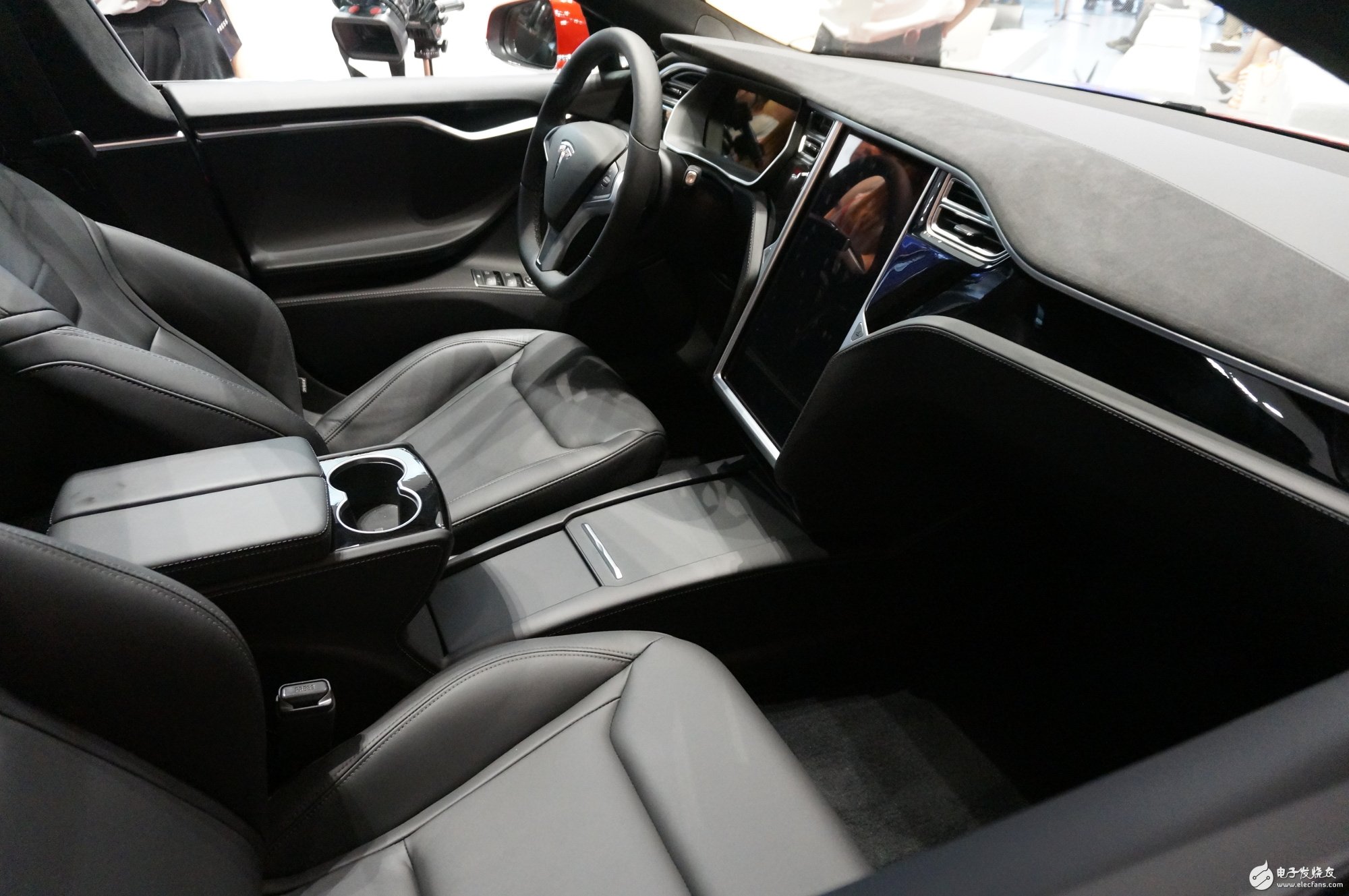 Tesla flagship store opens in Taipei's Xinyi business district, Model S RV will be on the road in Taiwan, China in 2017