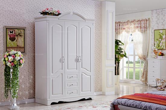 Solid wood furniture is decorated with clothes and metal. Don't be afraid to fix the tricks here.