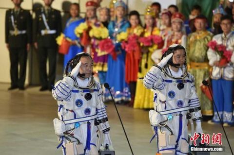 On October 17, the launching ceremony of the Shenzhou 11 astronauts was held at the Jiuquan Satellite Launch Center. The flight crew consists of astronauts Jing Haipeng and Chen Dong. Su Dong video: 30 days in Tiangong 2 work, astronauts will do something? Source: China News Network