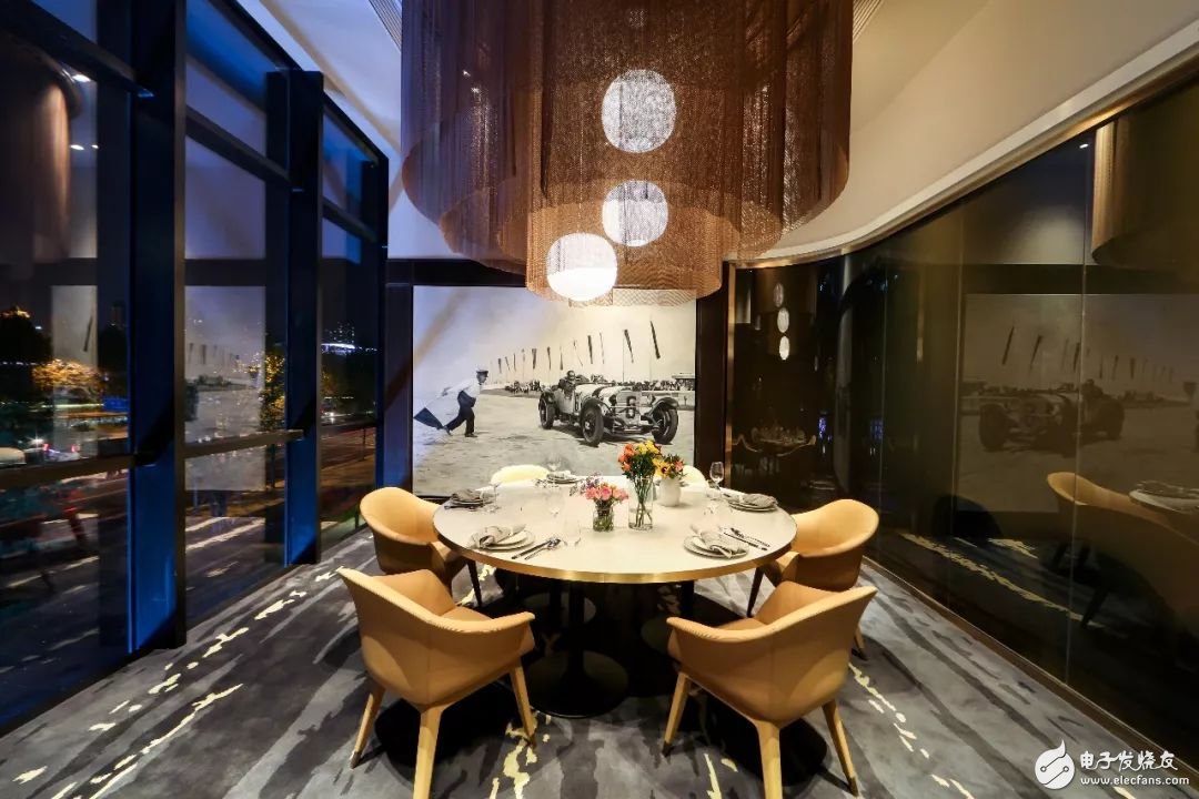 Mercedes-Benz does not sell cars and even open a restaurant _ the world's seventh Mercedes me landing on the Bund