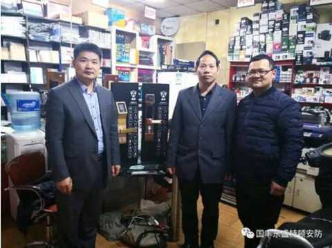 (Xi'an DZ Theater District, Shaanxi Province, smart lock factory shop signed successfully, from right to left: Shaanxi Province Warehouse Distribution Center Xue Zong, DZ Theater Zhang Zong, Guofeng Dongsheng Li Zong)