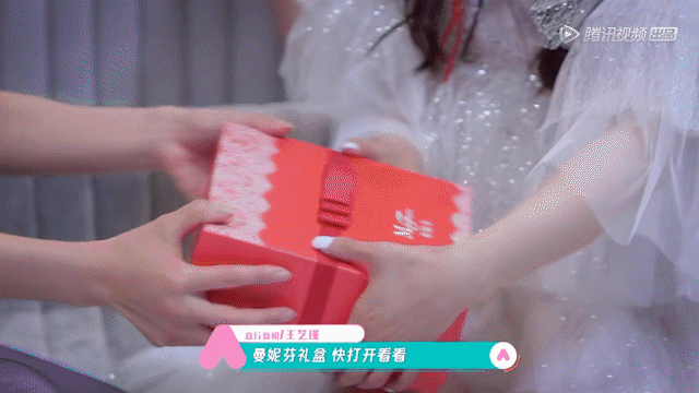 Song Qian's performance stage gave students Manifen underwear gift box