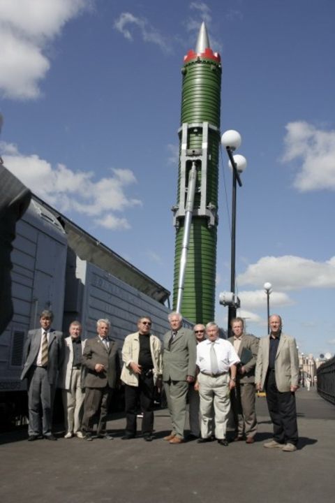 The SS-24 railway mobile strategic missile system was developed by the Soviet Union in the late 1970s. It was the first flight test in 1982. In 1987, it officially entered the military service. The SS-24 missile launch train usually consists of 20 carriages, including the traction unit, the command communication unit, the living unit, the support unit and the launch unit.