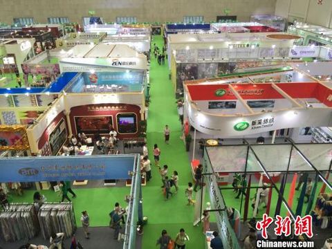 The photo shows the 2016 China Keqiao International Textile Accessories Exhibition.