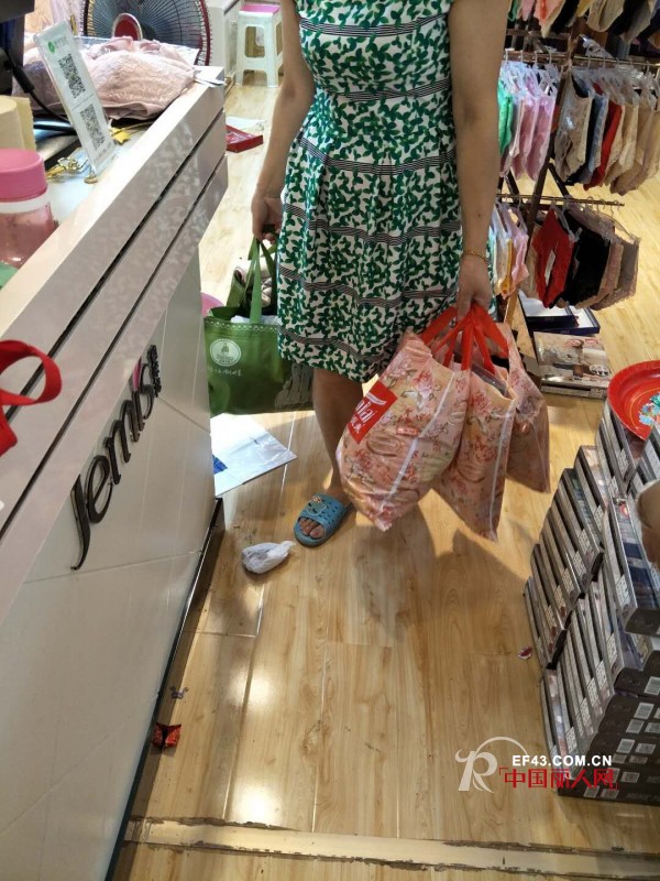 å§å¦¹èŠ±æ¹–å—æ´žå£åº—è£…ä¿®é‡å¼€ä¸š å››å¤©æ”¶èŽ·13ä¸‡å…ƒ