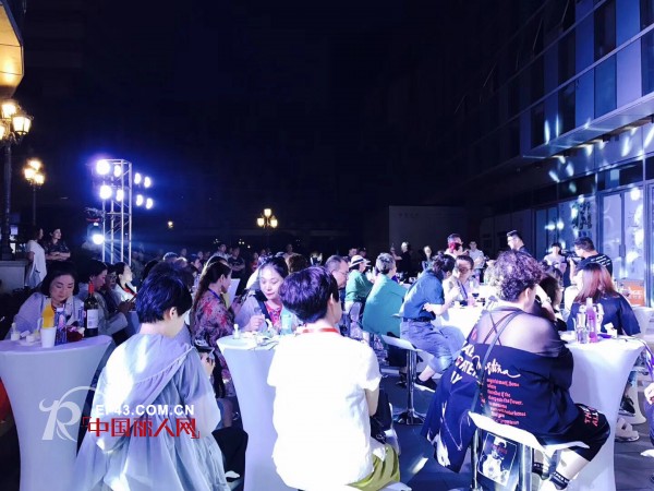 æ —å°š2018å†¬è£…å‘å¸ƒä¼šæ­£åœ¨è¿›è¡Œä¸­ å‘ˆçŽ°ç²¾å½©çž¬é—´
