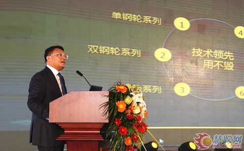 7Xugong Road Assistant General Manager Wang Feng introduced the newly released road machinery