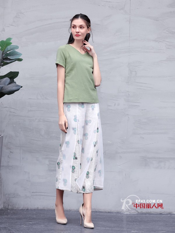 é»‘ç™½æ ¼å­é˜”è…¿è£¤é…ä»€ä¹ˆè¡£æœ é˜”è…¿è£¤æ€Žä¹ˆç©¿æ¯”è¾ƒæ˜¾ç˜¦