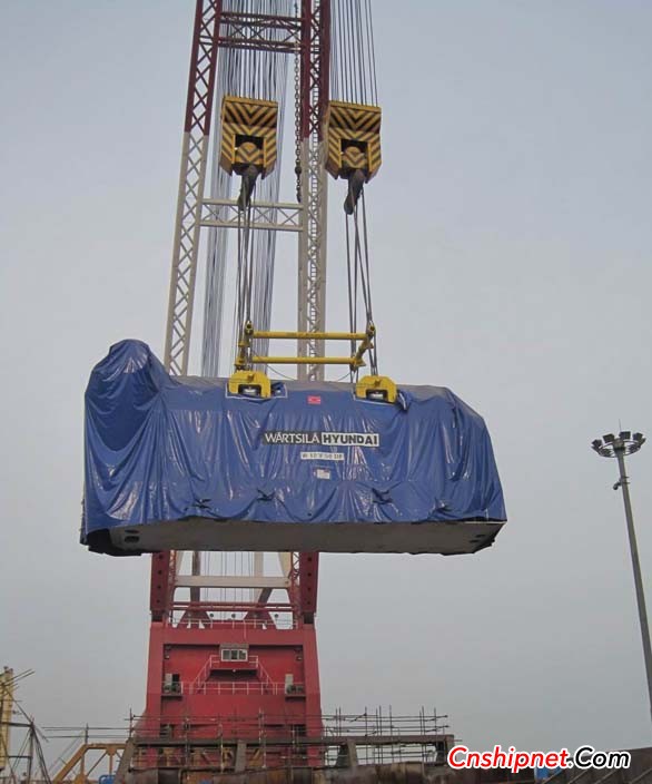 Dalian COSCO Shipyard completed the overall lifting of P-63 power module generator set
