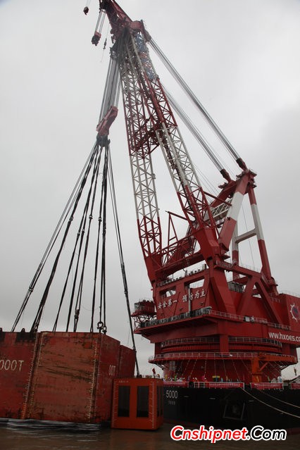 Zhenhua Heavy Industry's 4500-ton crane crane successfully hoisted
