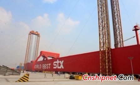 STX Dalian held a 1,000-ton gantry crane hoisting ceremony