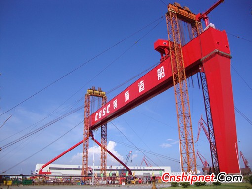 Huangpu Shipbuilding 900 tons gantry crane lifted in place