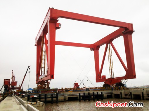 The 1200-ton crane frame structure of the 9th courtyard completed the overall slip and joint