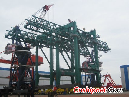 Zhenhua Heavy Industry delivered the first low-profile shore container crane in China