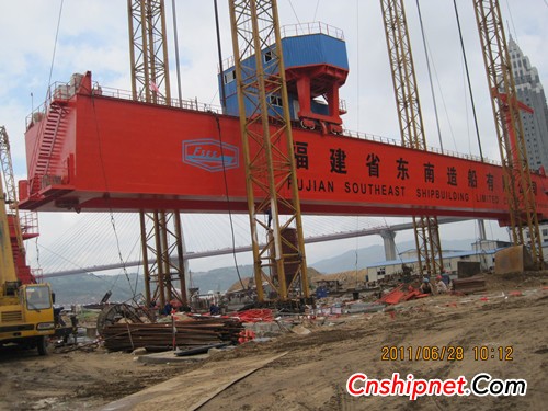 Southeast Shipyard 300T gantry crane main beam lifting