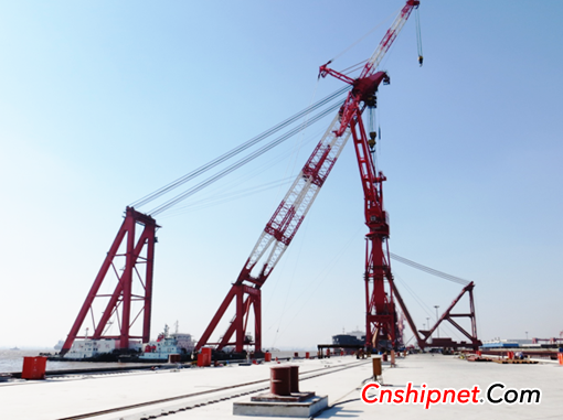 Hudong Zhonghua 50-ton door crane No. 1 hoisting