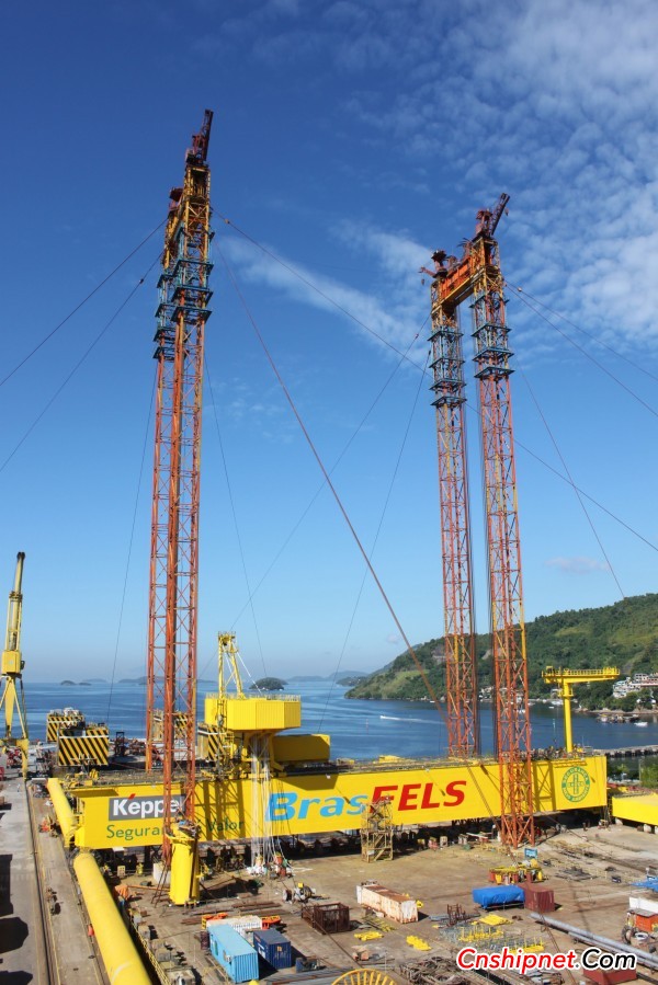 The world's largest gantry crane successfully completed the lifting assembly