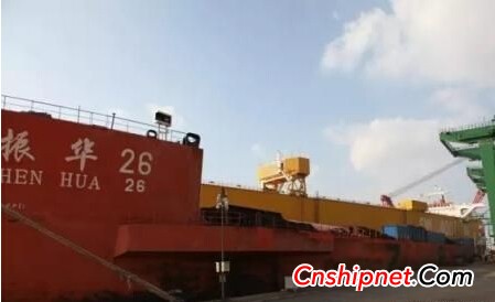 Shanghai Zhenhua Heavy Industry 400T Longmen hoisted to Singapore Jurong Shipyard