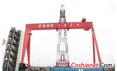 The hoisting of the 1600-ton gantry crane in Jiangnan Shipbuilding was successfully completed.