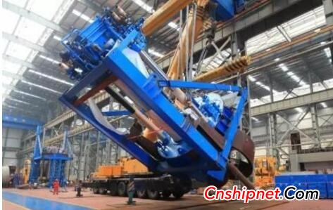 Zhenhua Heavy Industry 3800 kW main dynamic positioning thruster hoisted out of the pit