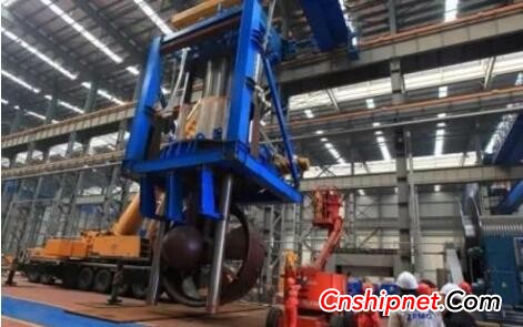 Zhenhua Heavy Industry 3800 kW main dynamic positioning thruster hoisted out of the pit