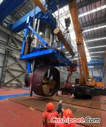 Zhenhua Heavy Industry 3800 kW main dynamic positioning thruster hoisted out of the pit