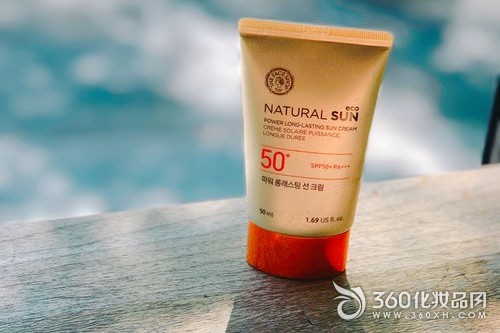 The order of use of cosmetics and sunscreen