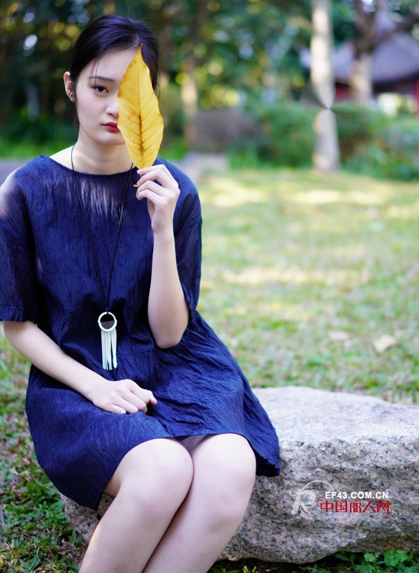 è—è“è‰²è¿žè¡£è£™æ€Žä¹ˆç©¿ è—è“è‰²æ£‰éº»è¿žè¡£è£™é…ä»€ä¹ˆéž‹