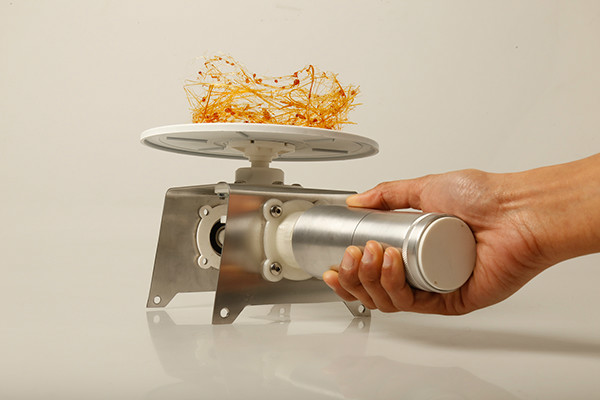 Rotator for fast rotating sauces and caramel