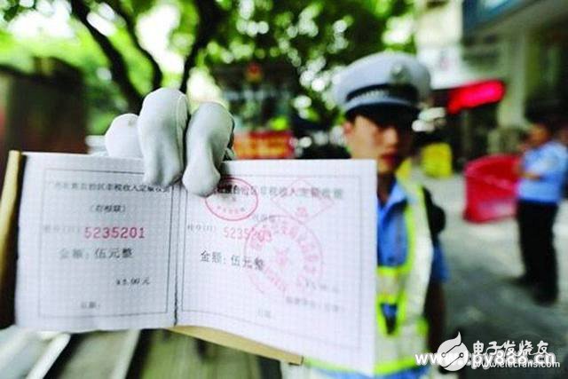 Traffic police five "artifacts" drive on the road long snacks