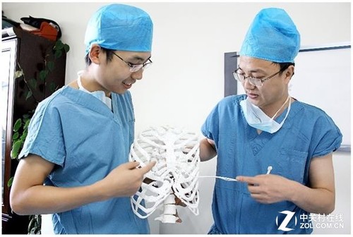 Due to the severity of the patient's thoracic deformity and the failure of the first two operations, traditional sternum lift and orthopedic plates failed to achieve the desired orthopedic effect. In view of the previous experience in thoracic surgery in 3D printing technology, it was decided to use 3D printing technology to create a personalized orthopedic plate for the patient.