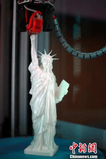 The picture shows the 3D printer independently developed by Lv Yifei, who is making the "Freedomdess" image. Ma Yiheng