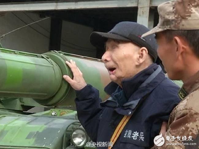 The old blind blind veterans personally touched the new domestic tanks and said in tears, "There is no regret in this life."