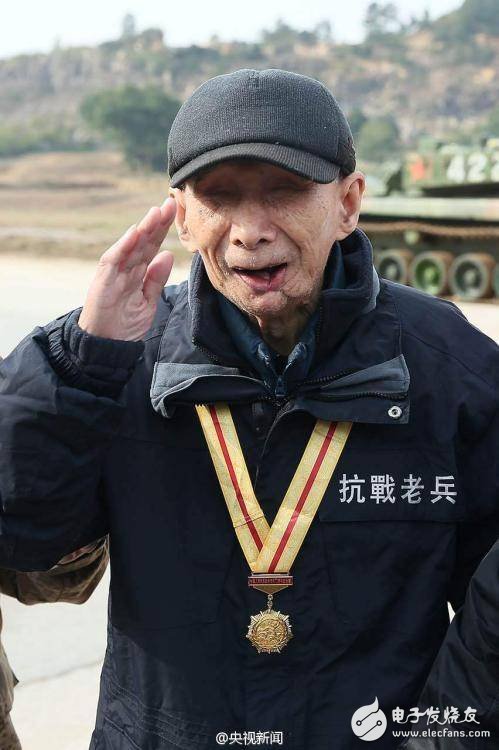 The old blind blind veterans personally touched the new domestic tanks and said in tears, "There is no regret in this life."