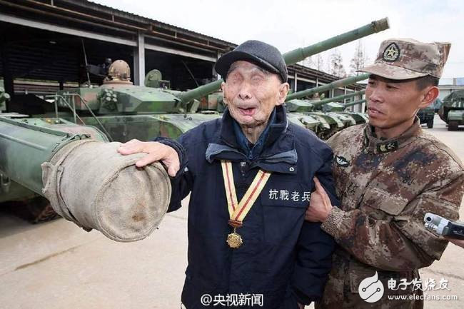 The old blind blind veterans personally touched the new domestic tanks and said in tears, "There is no regret in this life."