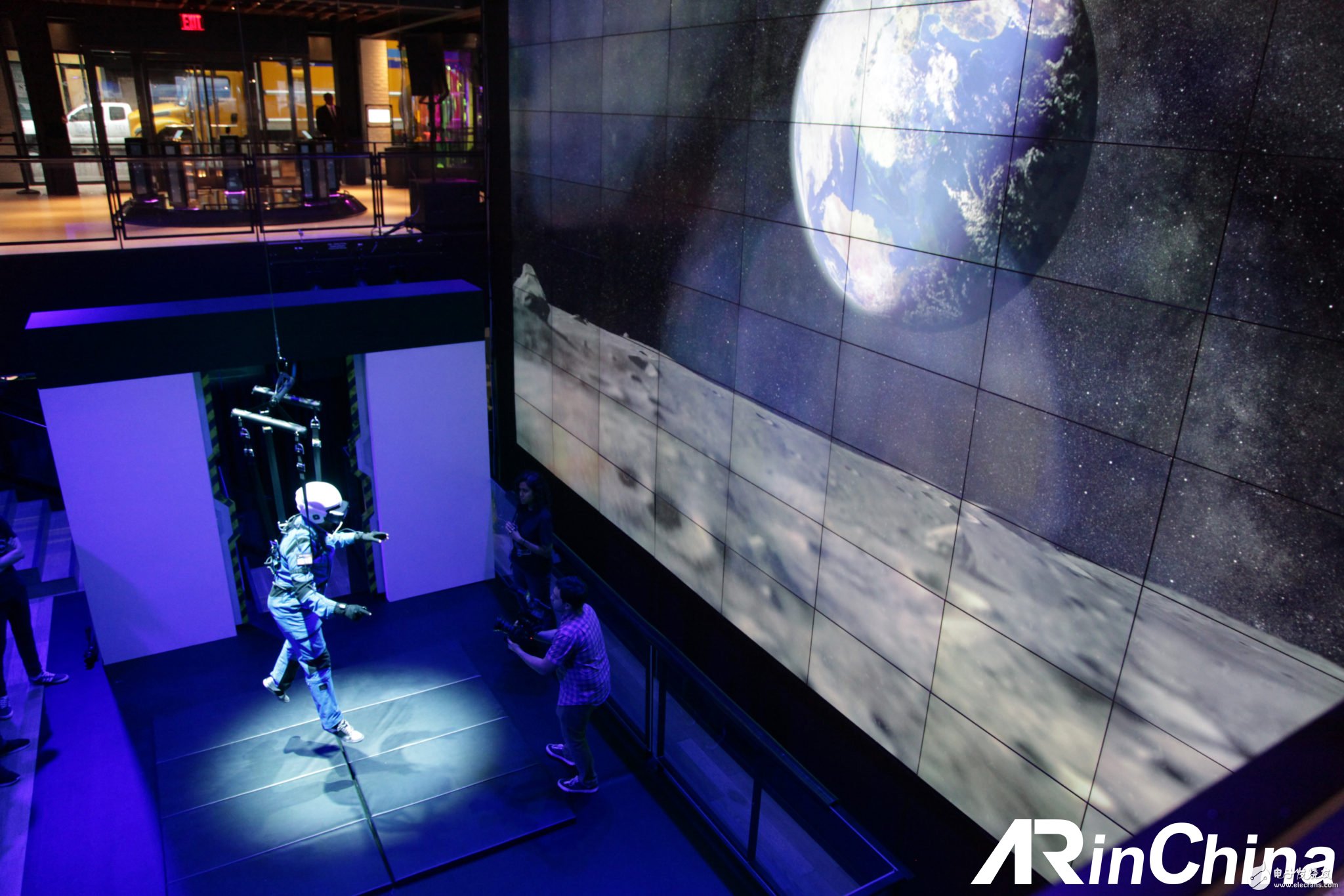 Samsung New York 837 store launched the "All Mankind Moon" VR experience