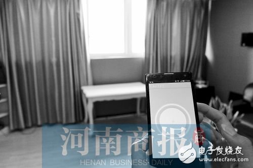 In a room equipped with a smart home system, lighting, curtains, home appliances and other devices can be easily manipulated on the phone. The controller gently clicks "on" and the curtains are opened.