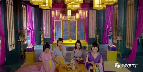This drama has indeed made a lot of effort in the style of clothing. Look at the costumes of the surrounding group, there are all kinds of simple and simple, the color accessories are not repeated.