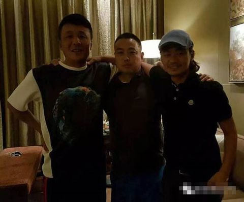 Wang Baoqiang recently took a group photo with Guoping coach Liu Guoliang and others (picture source Wang Baoqiang friends)