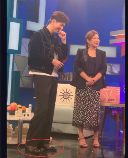 Li is now participating in the talk show, and the "big shoes" on the feet are hot. Netizens: relying on the value of the face