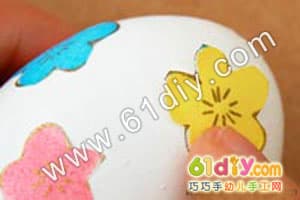 The practice of cutting paper eggs