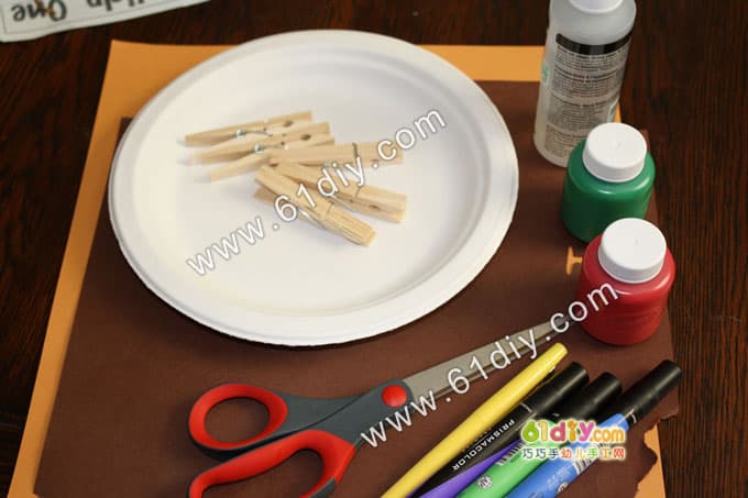 Paper tray clothespin turkey making
