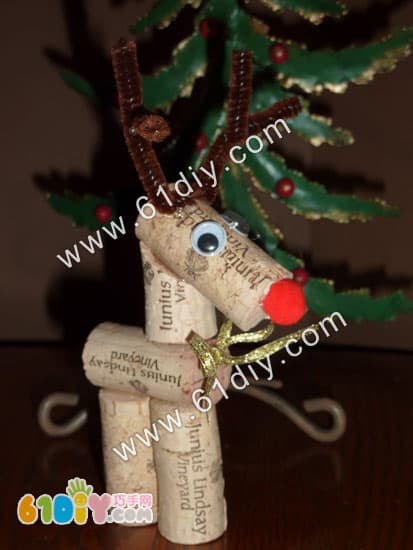 Wine bottle stopper waste by hand - reindeer