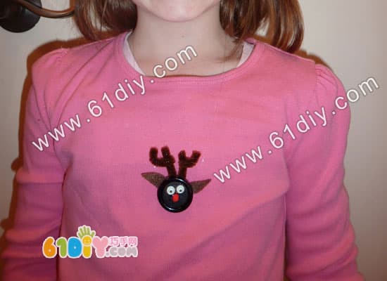 Button making reindeer brooch